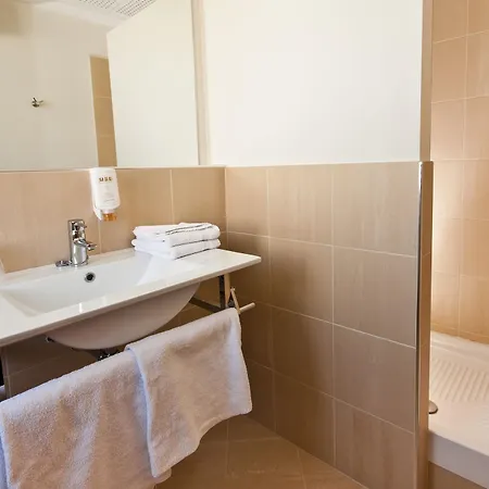 ホテル Le Clocher De Rodez Centre Gare 3*